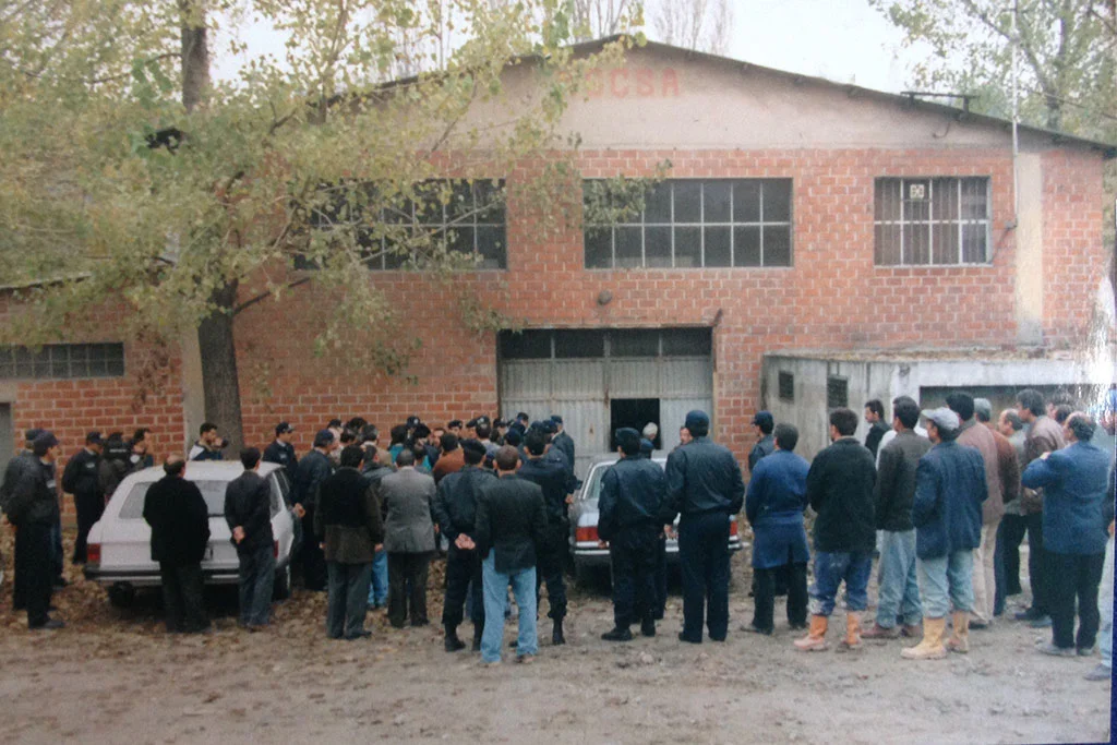 Bir yıkama – yağlama kanalı, siyasi gücünü kullanıp günümüzün parasıyla 10 milyonlar eden koskoca bijon tesisini yıkar.